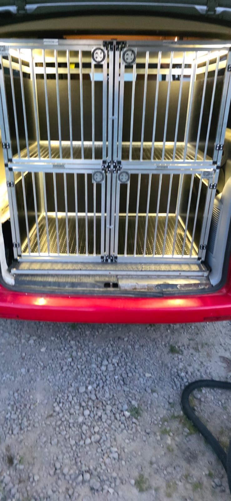 Dwupoziomowa klatka MATEOBOX zamontowana w czerwonym busie