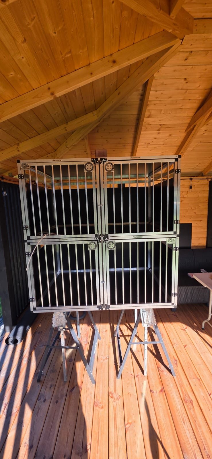 Klatka MATEOBOX dla 4 psów, widok z przodu z czterema drzwiami
