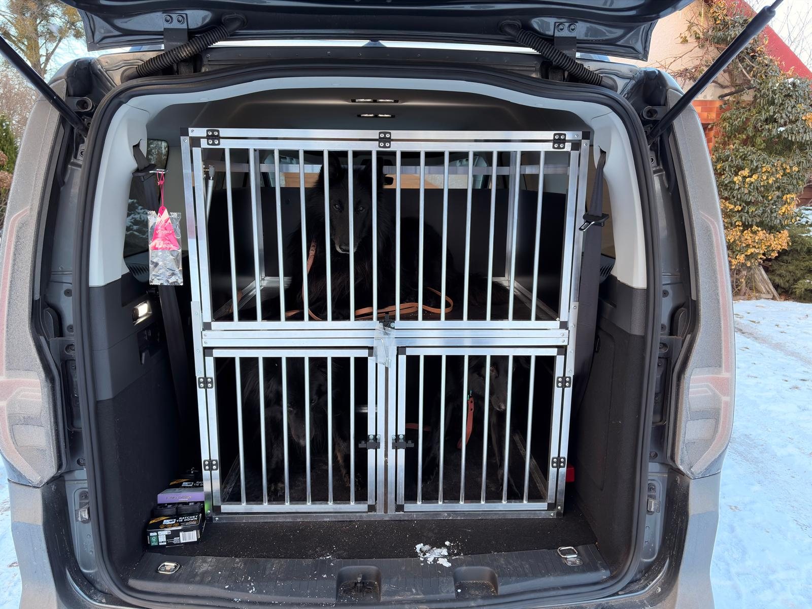 Duża klatka MATEOBOX zamontowana w SUV z trzema psami